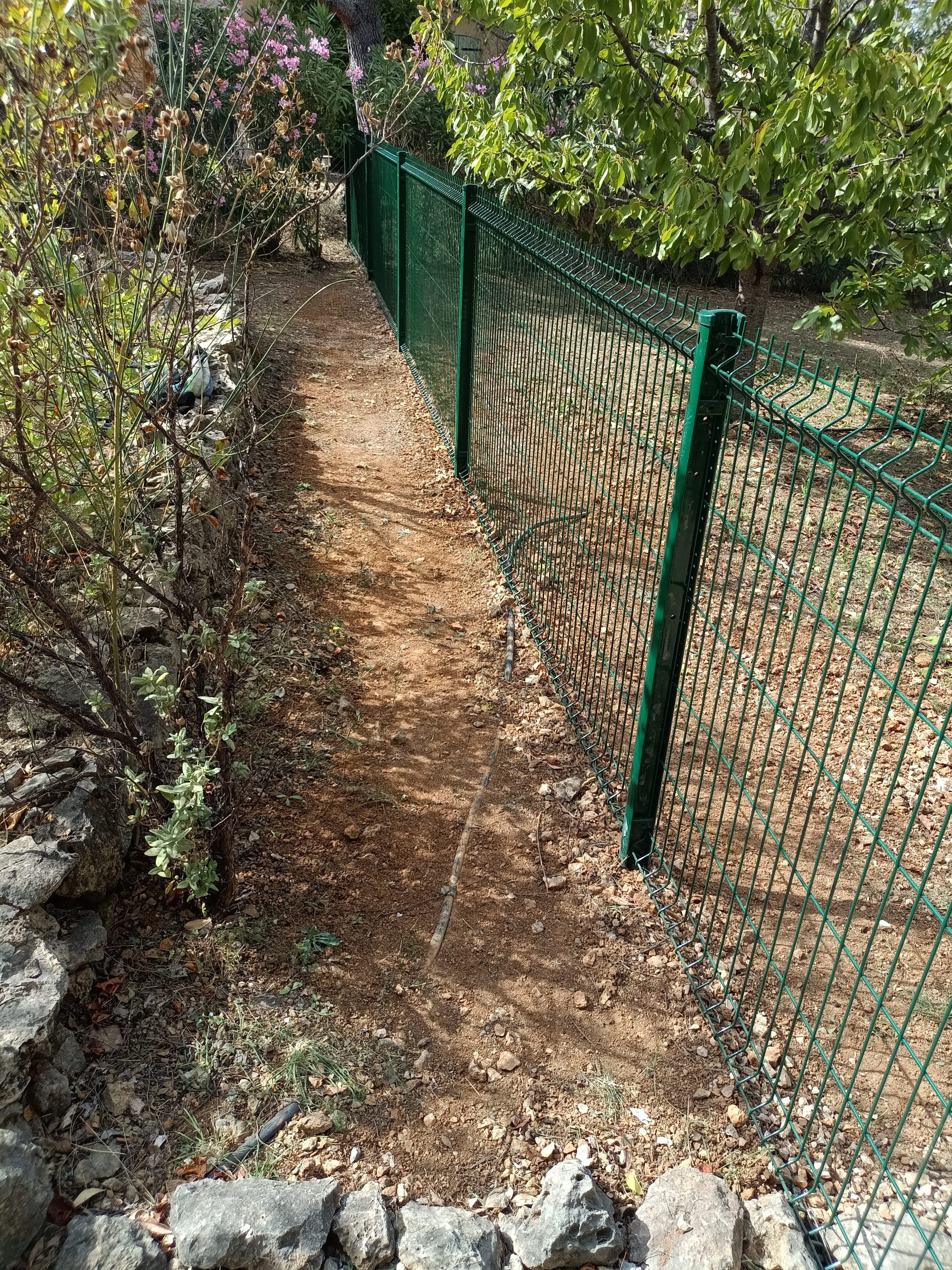 Pose de clôture rigide avec portillon